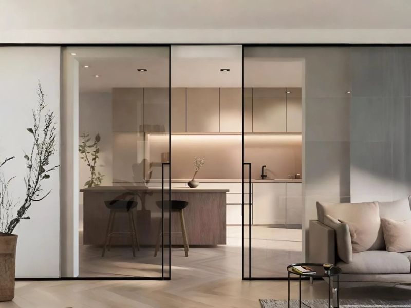 Thiết kế không gian bếp mở cùng cửa lùa slim không ray dưới