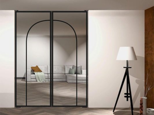 Cửa slim mở quay có nan trang trí tối giản nhưng không đơn điệu