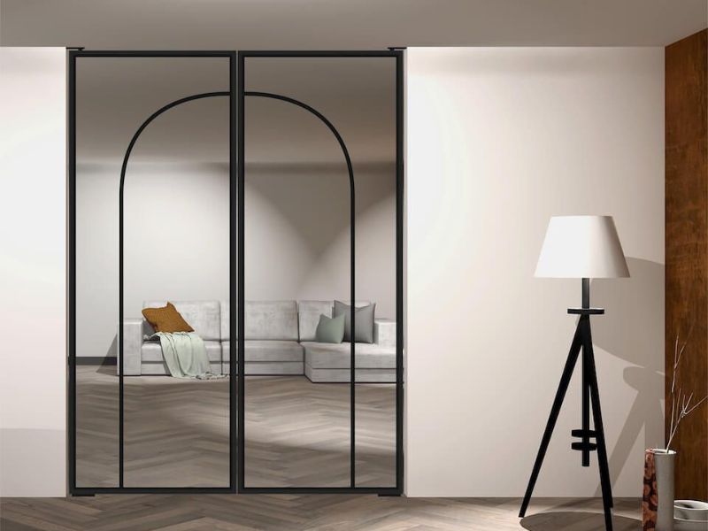 Cửa slim mở quay có nan trang trí tối giản nhưng không đơn điệu