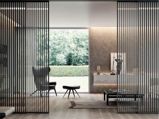 Giữ ánh sáng và kết nối trong phòng khách mở với cửa lùa nan slim nội thất nhôm