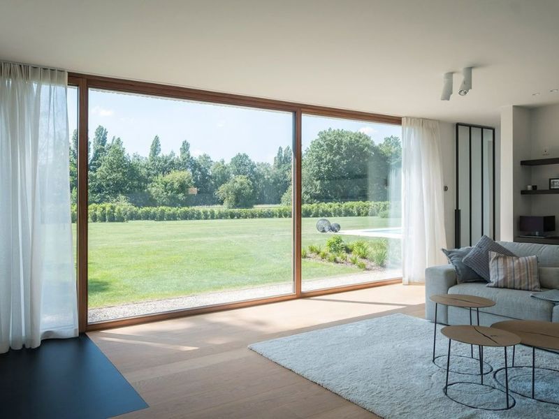 Ứng dụng cửa nhôm Anode Slim Panorama trong thiết kế biệt thự sân vườn hiện đại