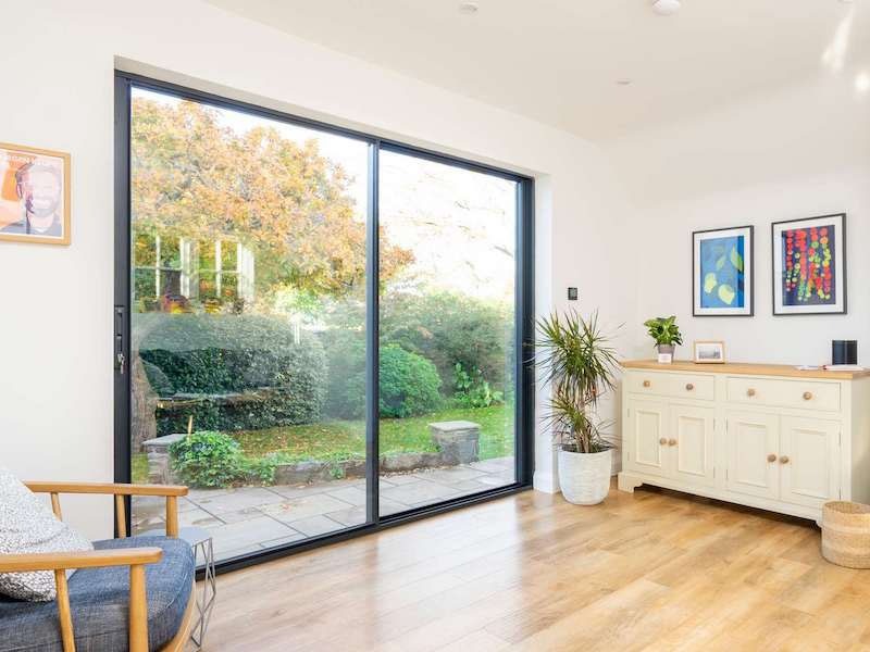 cửa đi mở trượt 2 cánh